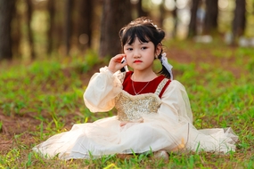 绿色树林草地小女孩写真摄影图片